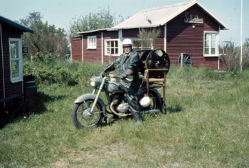 STIHUSVEJ 7 - SMUT - LYSTRUP STRAND, Willy og motorcyklen med Solbakken i baggrunden. STIHUSVEJ 7 - SMUT - LYSTRUP STRAND, Willy og motorcyklen med Solbakken i baggrunden.